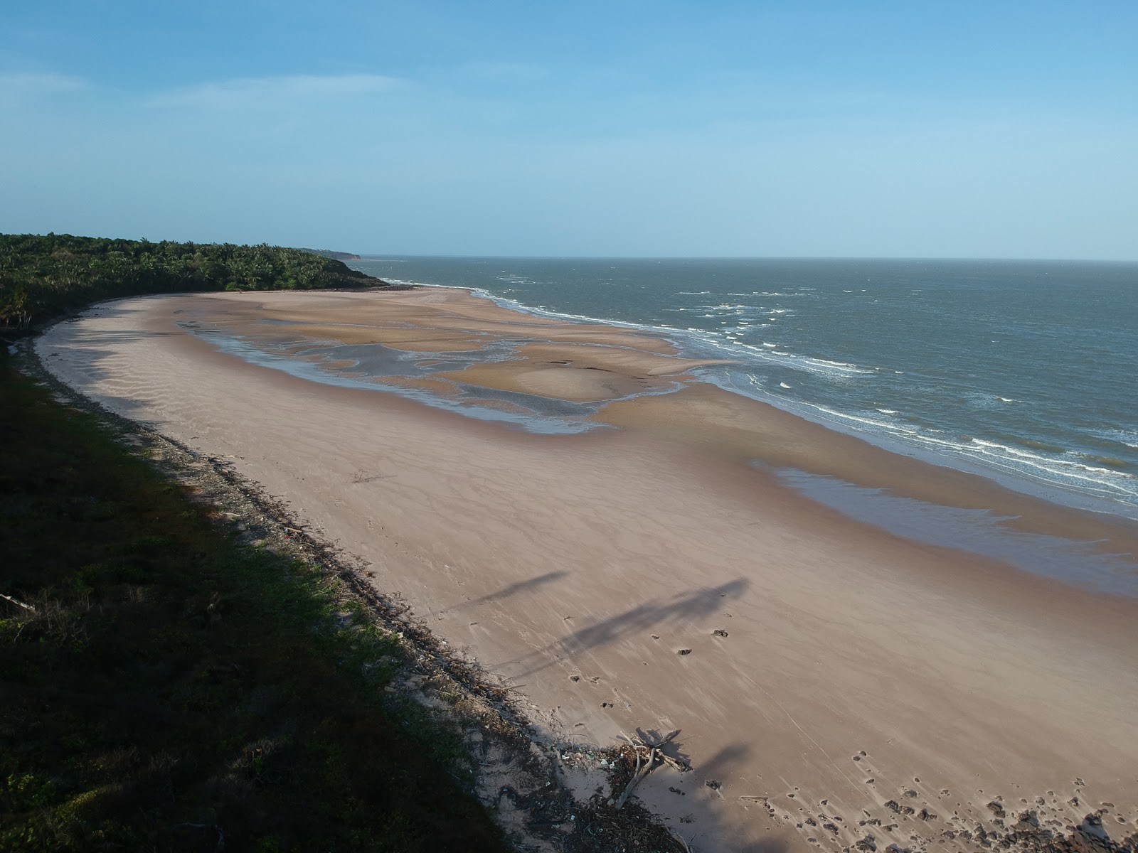 Foto di Praia do Caura con una superficie del sabbia luminosa