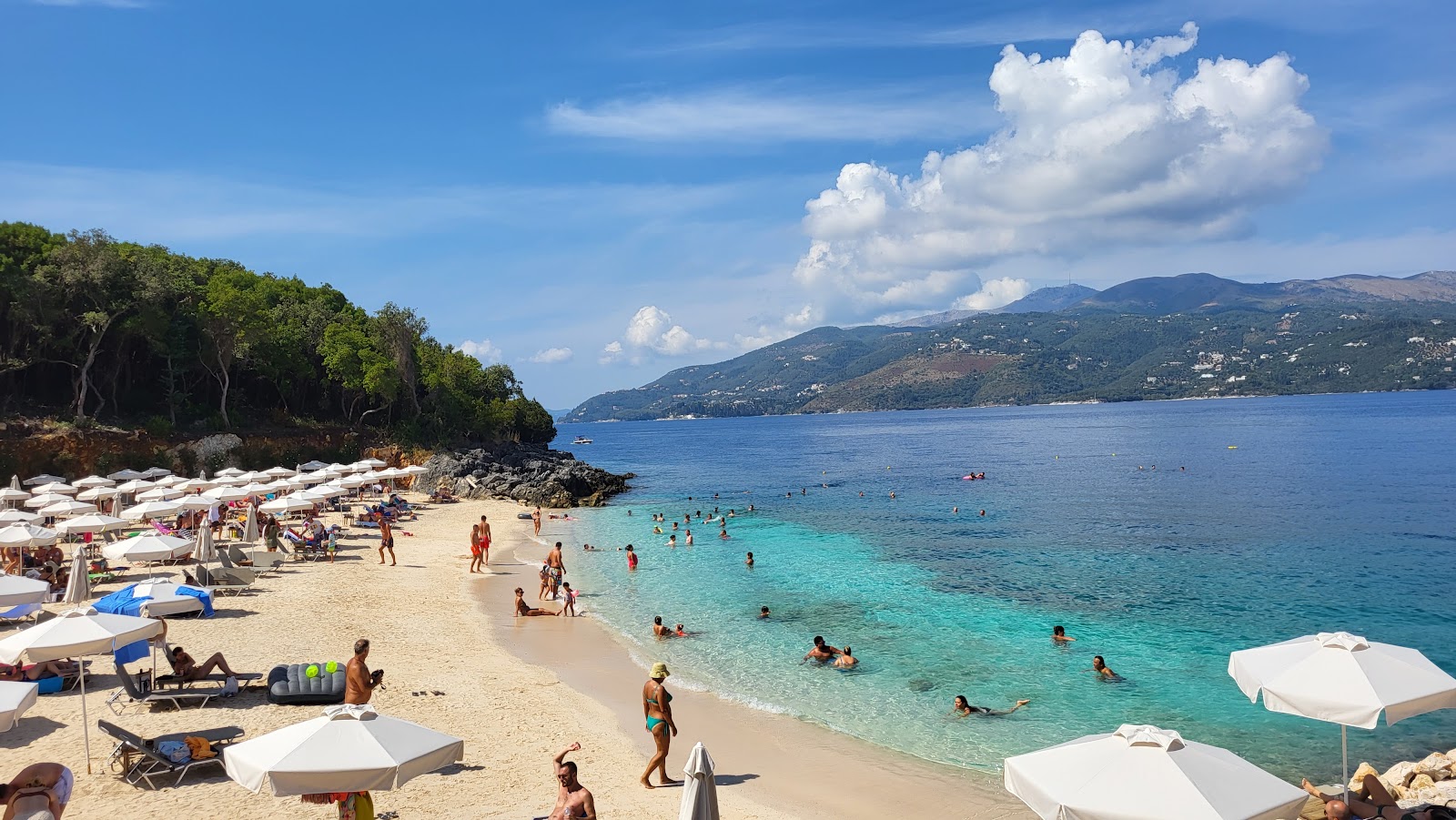 Foto von Arameras Beach mit beiger sand Oberfläche