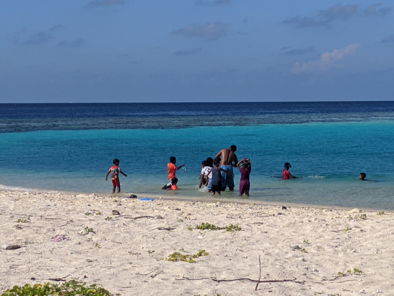 Foto de Bikini Beach Mahibadhoo con parcialmente limpio nivel de limpieza