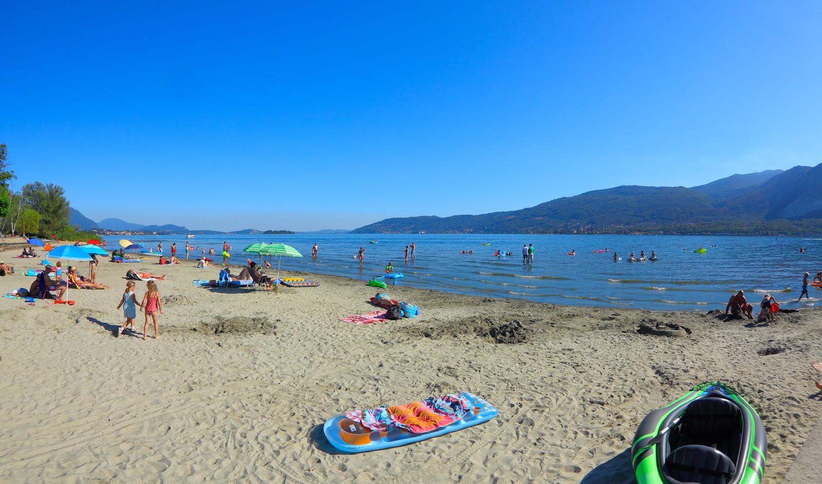 Foto de Spiaggia Isolino con arena brillante superficie
