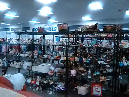 Thrift Store «35th Ave & Southern Goodwill Retail Store & Donation Center», reviews and photos, 3636 W Southern Ave, Phoenix, AZ 85041, USA