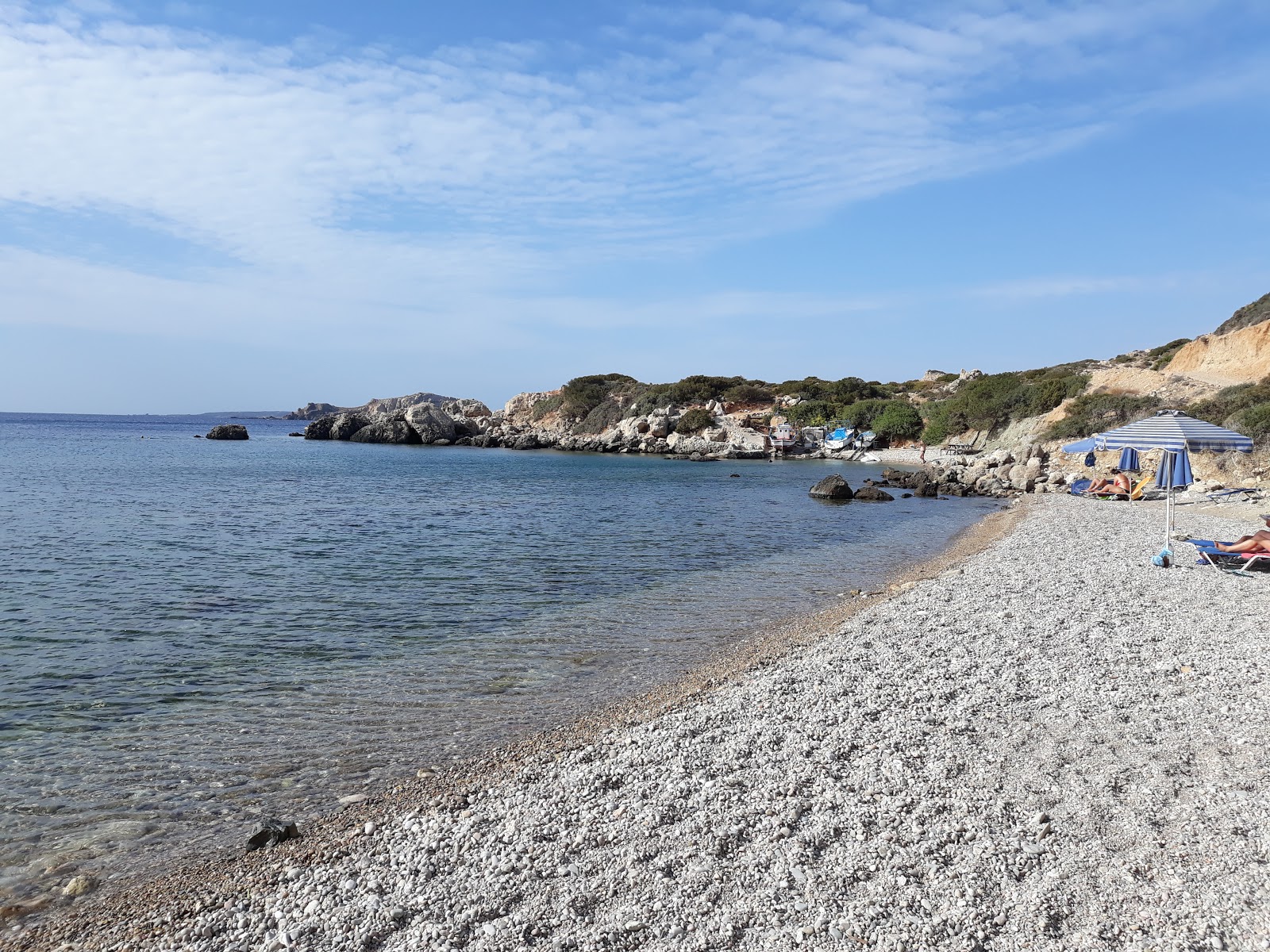 Fokia beach的照片 带有轻卵石表面