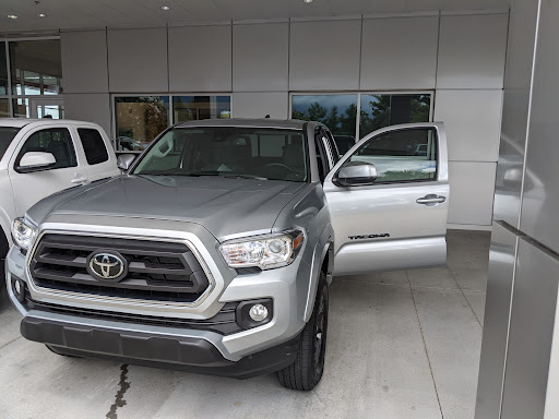 Toyota Dealer «Hendrick Toyota of Wilmington», reviews and photos, 5640 Market St, Wilmington, NC 28405, USA