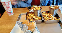 Cheeseburger du Restaurant de hamburgers Five Guys Paris Blanche - n°19