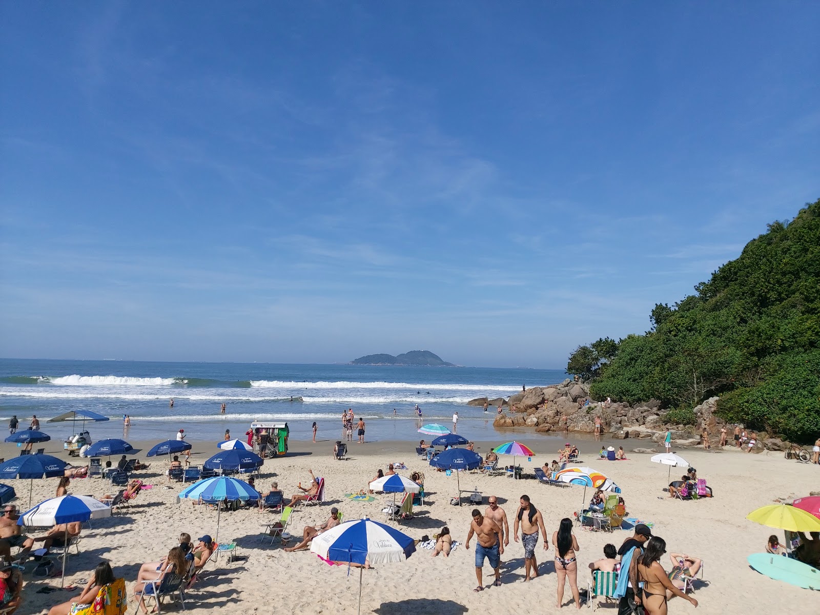 Photo de Plage de Tombo avec sable lumineux de surface