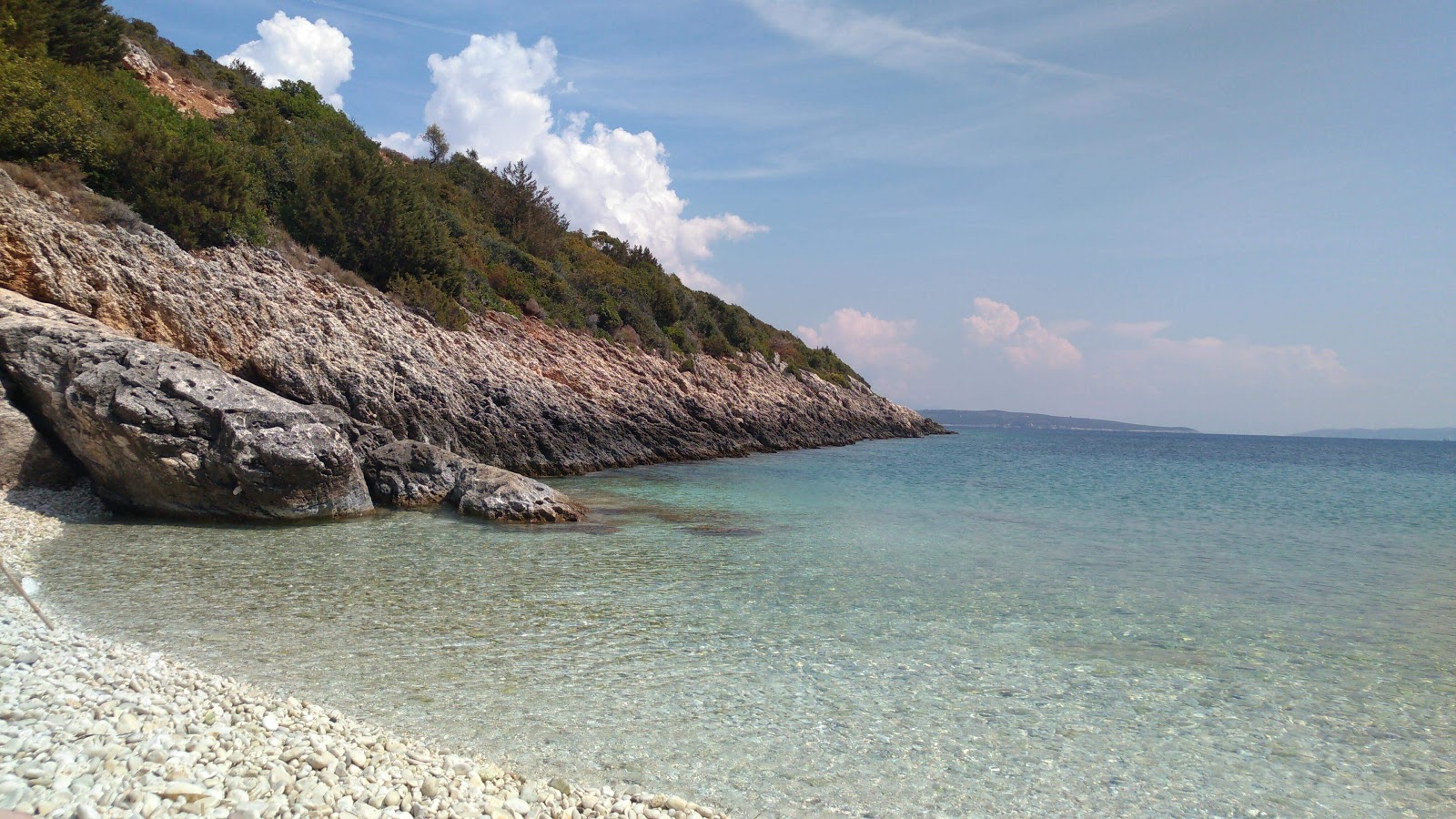 Foto de Apollonii beach III com água cristalina superfície