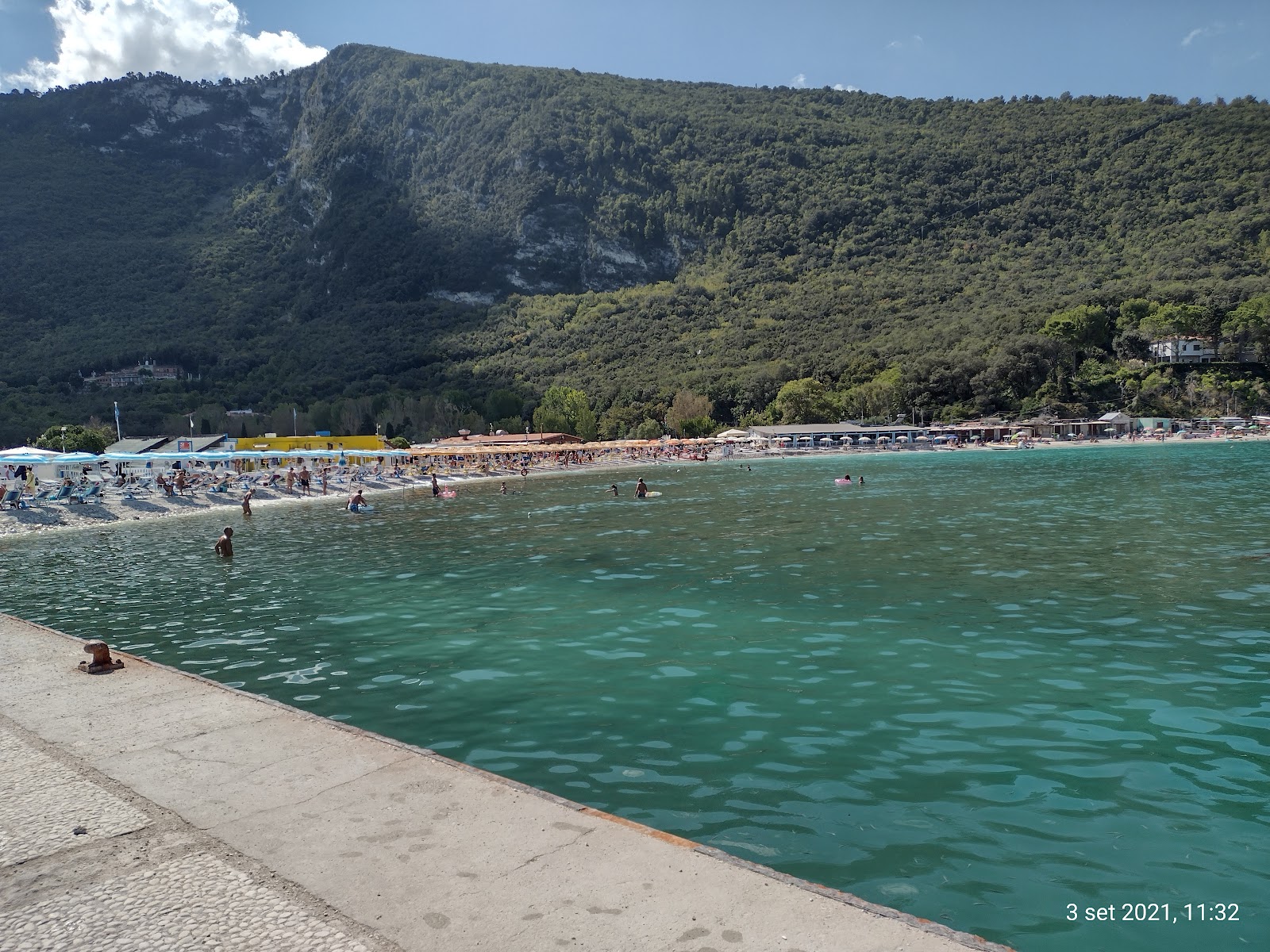 Fotografie cu Spiaggia di Portonovo cu o suprafață de apa pură turcoaz