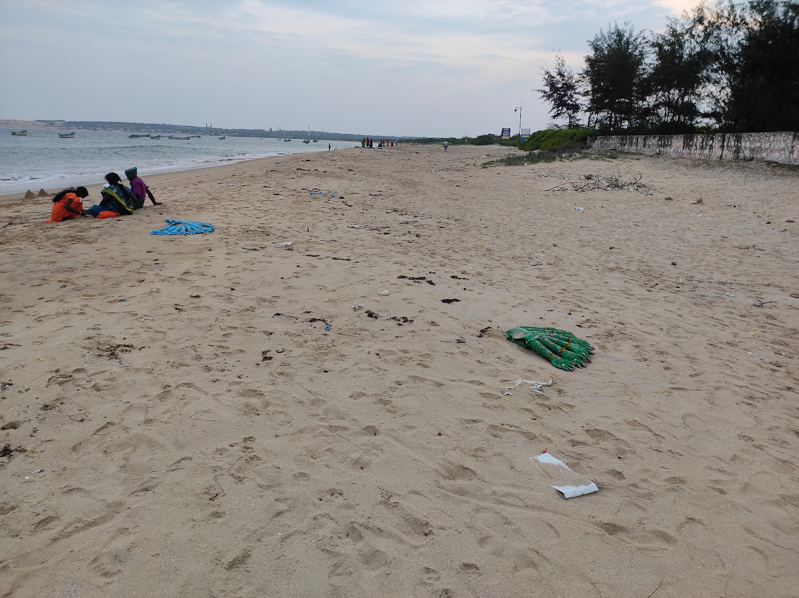 Valokuva Kulasekharapatnam Beachista. pinnalla turkoosi puhdas vesi:n kanssa