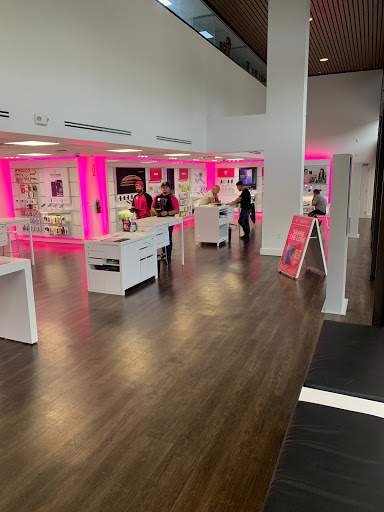 Cell Phone Store «T-Mobile», reviews and photos, 280 Alhambra Cir, Coral Gables, FL 33134, USA