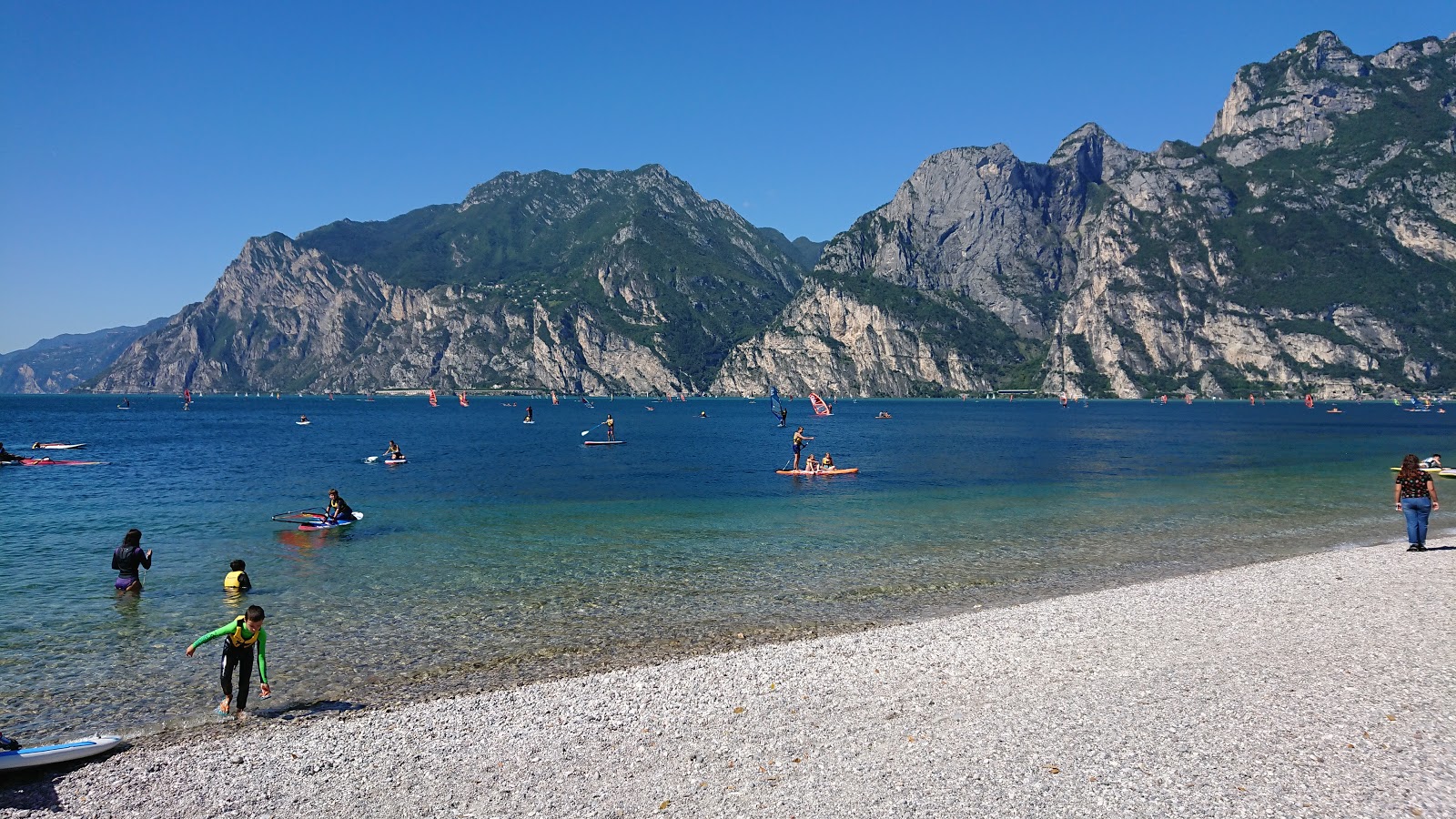 Foto de Spiaggia Lungolago com água cristalina superfície