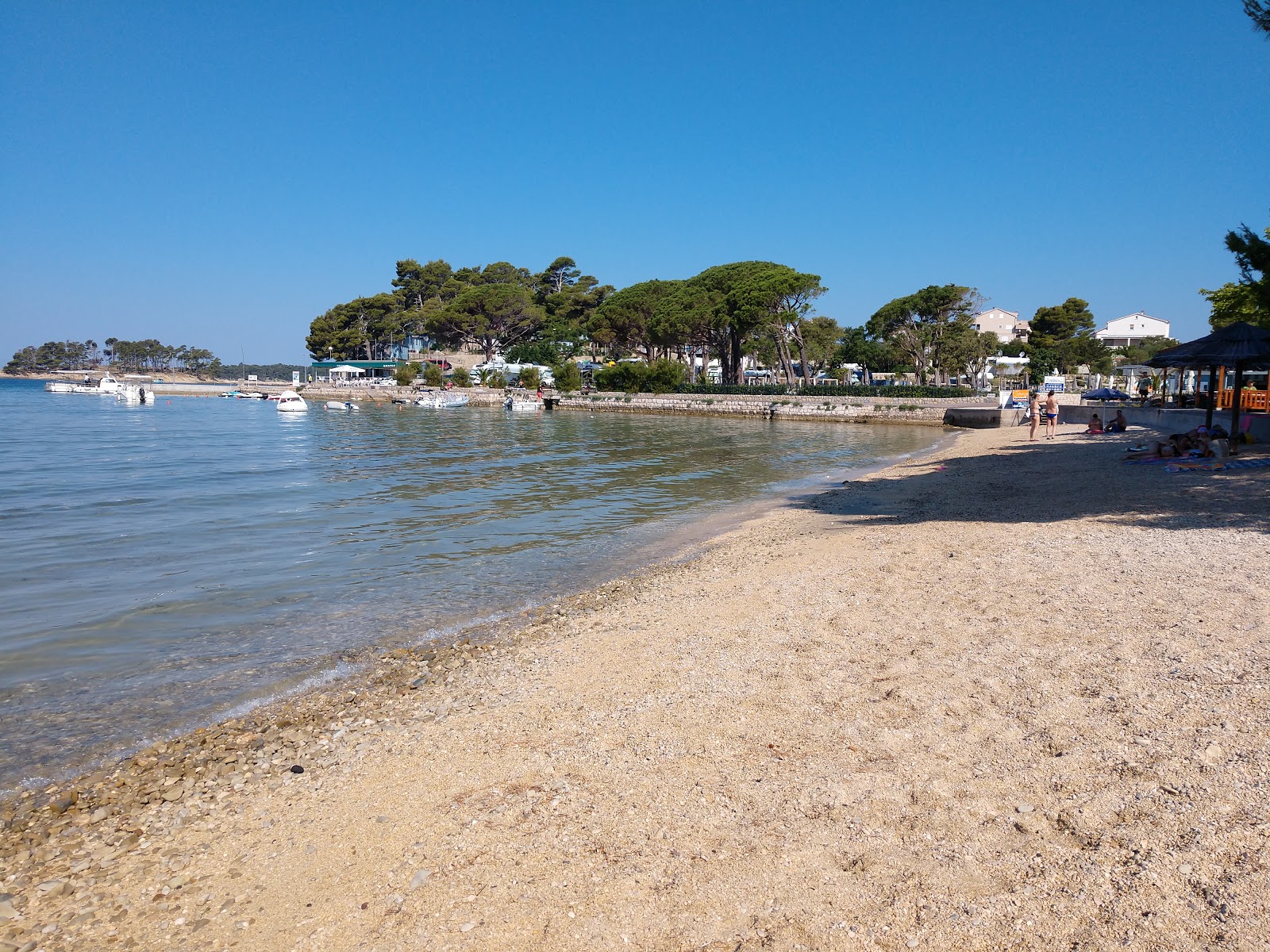 Foto van Padova beach met helder zand oppervlakte