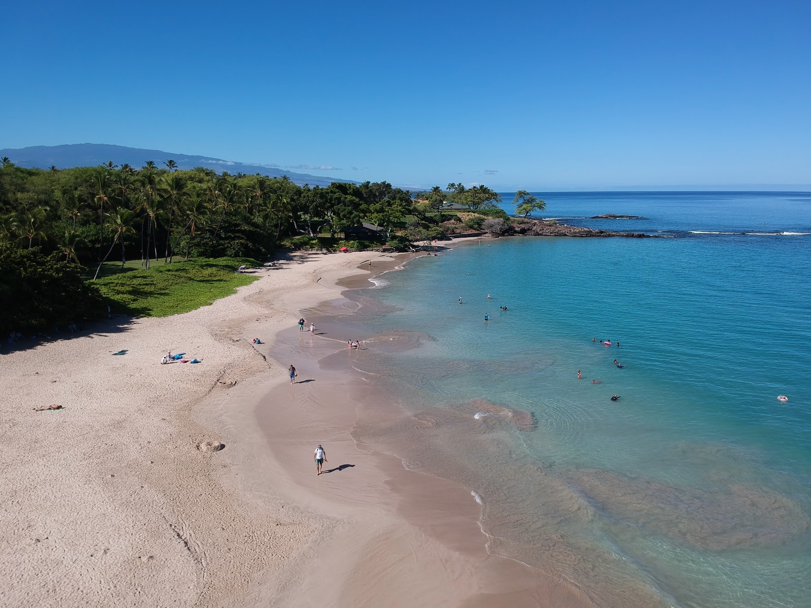 Foto von Kaunaʻoa / Mauna Kea Strand mit beiger sand Oberfläche