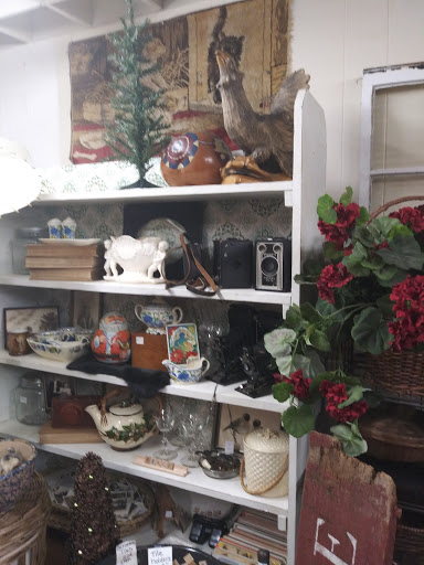 Antique Store «M & M Antiques & Collectibles», reviews and photos, 123 N Lewis St, Monroe, WA 98272, USA