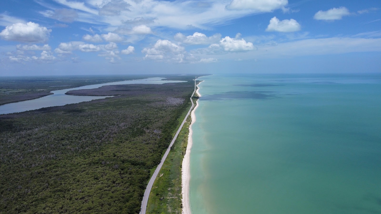 Foto de Playa Natalia com relativamente limpo nível de limpeza
