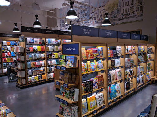 Book Store «Amazon Books», reviews and photos, 3441 N Southport Ave, Chicago, IL 60657, USA