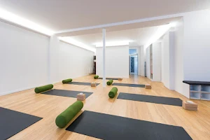Qee Paris 17 : Yoga, Pilates Course And Workshops image