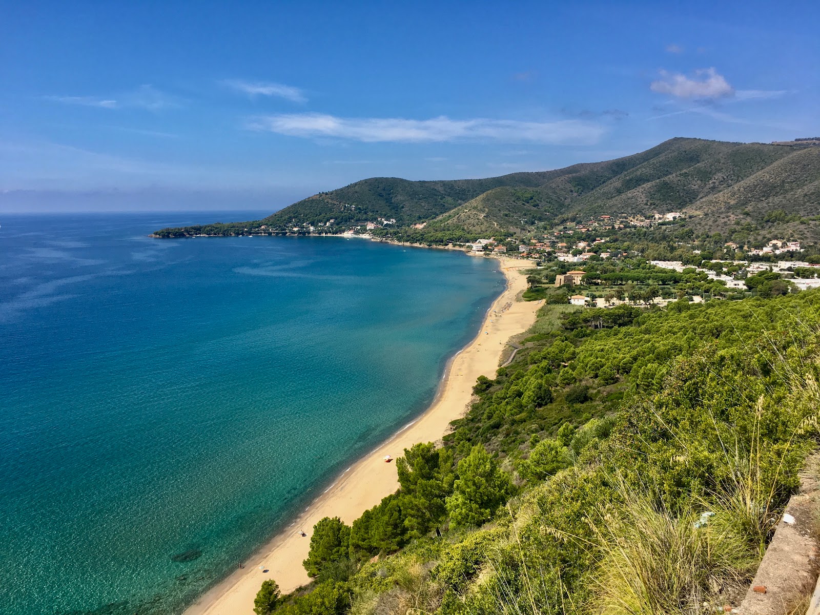 Foto di Spiaggia di Baia Arena con parzialmente pulito livello di pulizia