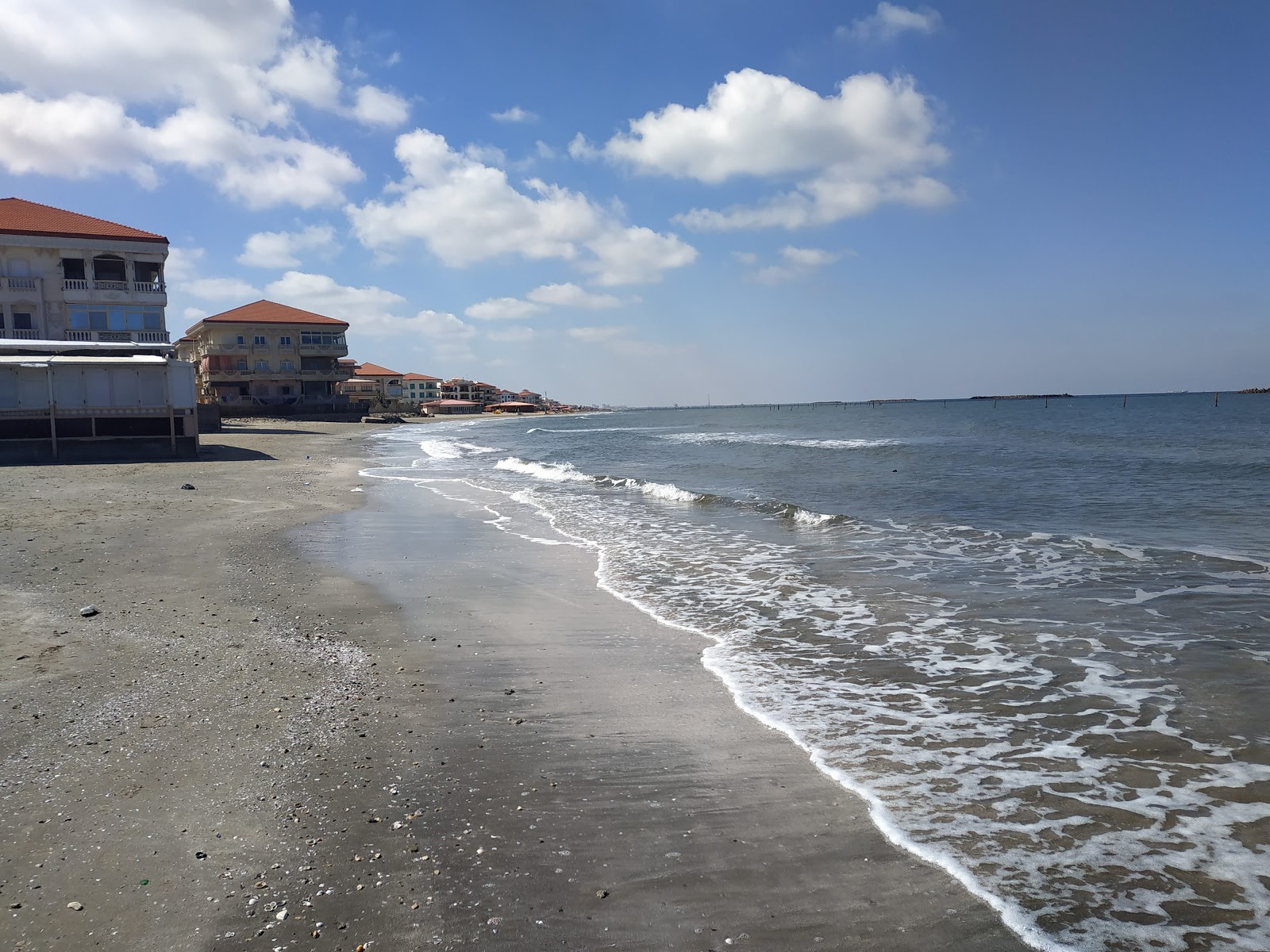 Ras El-Bar Beach'in fotoğrafı geniş plaj ile birlikte