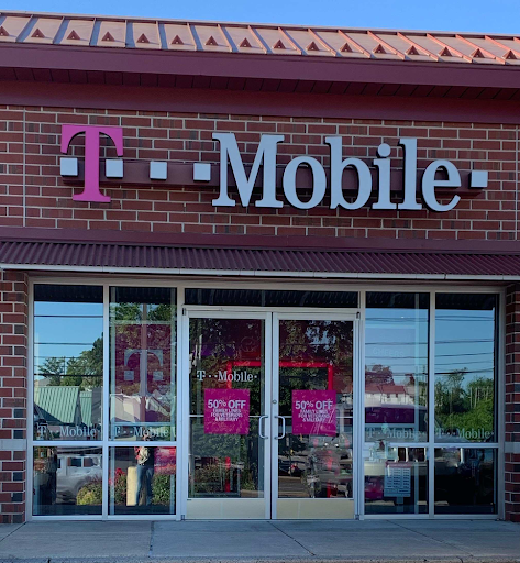 Cell Phone Store «T-Mobile», reviews and photos, 1884 S State Rd, Upper Darby, PA 19082, USA