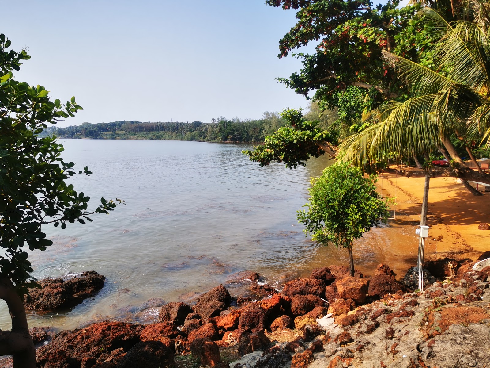 Foto de Koh Mak Buri Hut Beach con agua turquesa superficie