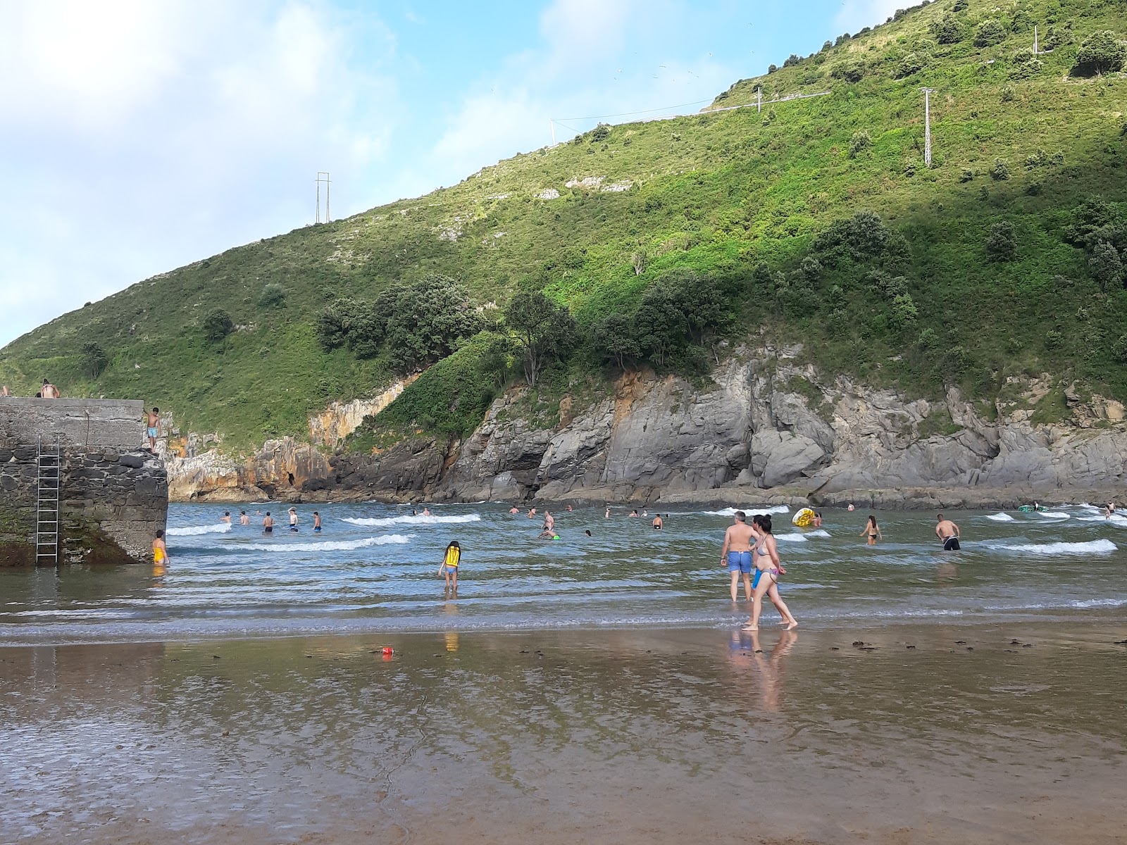 Foto von Playa de Miono und die siedlung
