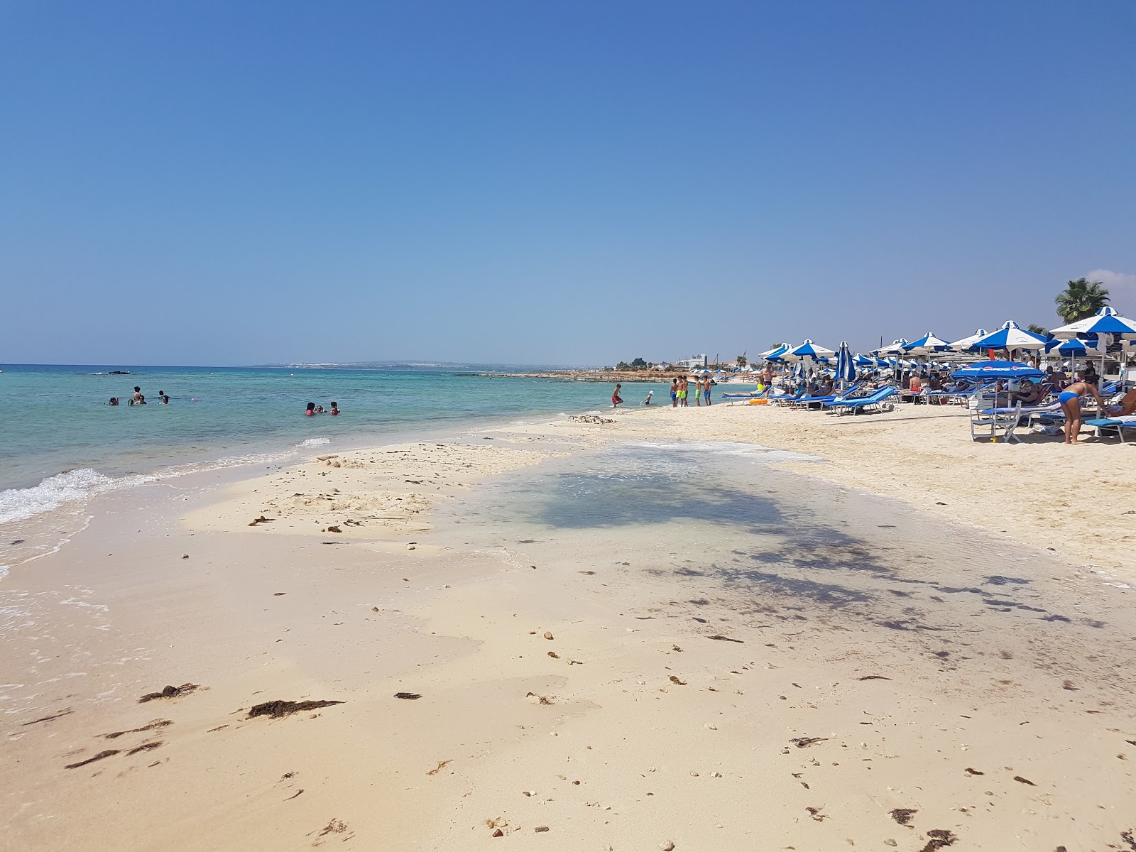 Ayia Thekla Plajı'in fotoğrafı - Çocuklu aile gezginleri için önerilir