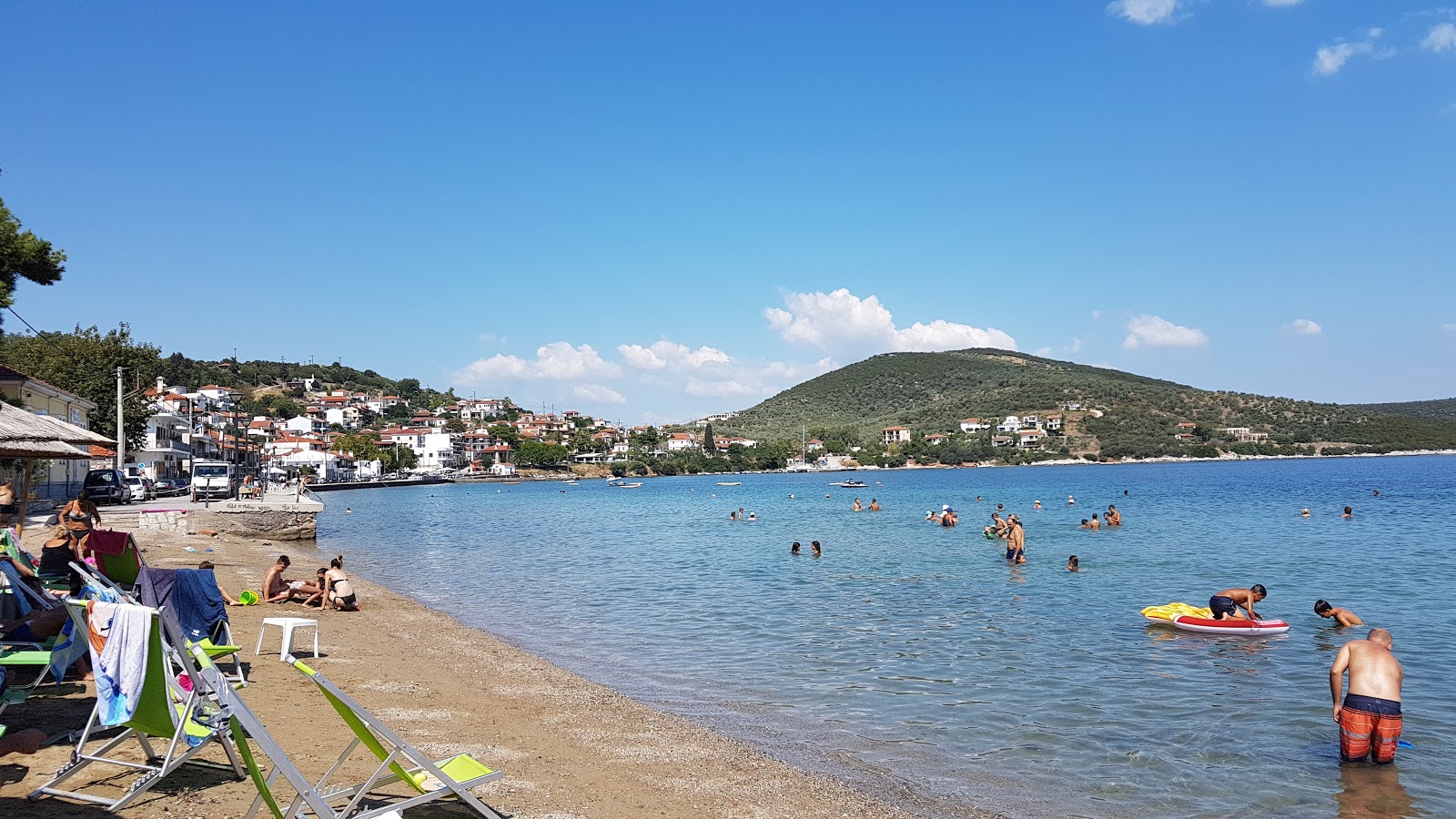 Foto di Amaliapolis beach con una superficie del sabbia scura