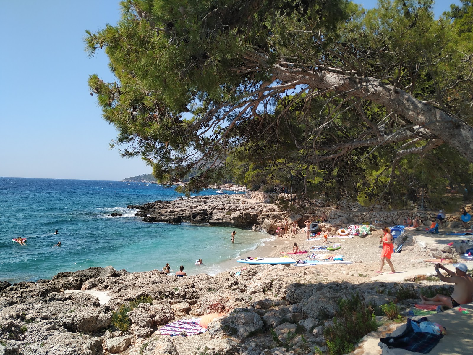 Feronija beach的照片 带有碧绿色纯水表面