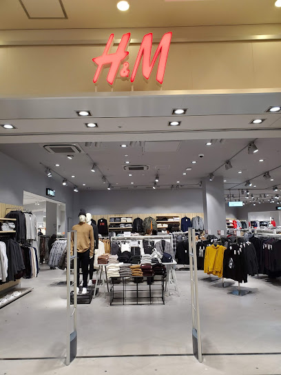 H&M モラージュ菖蒲店