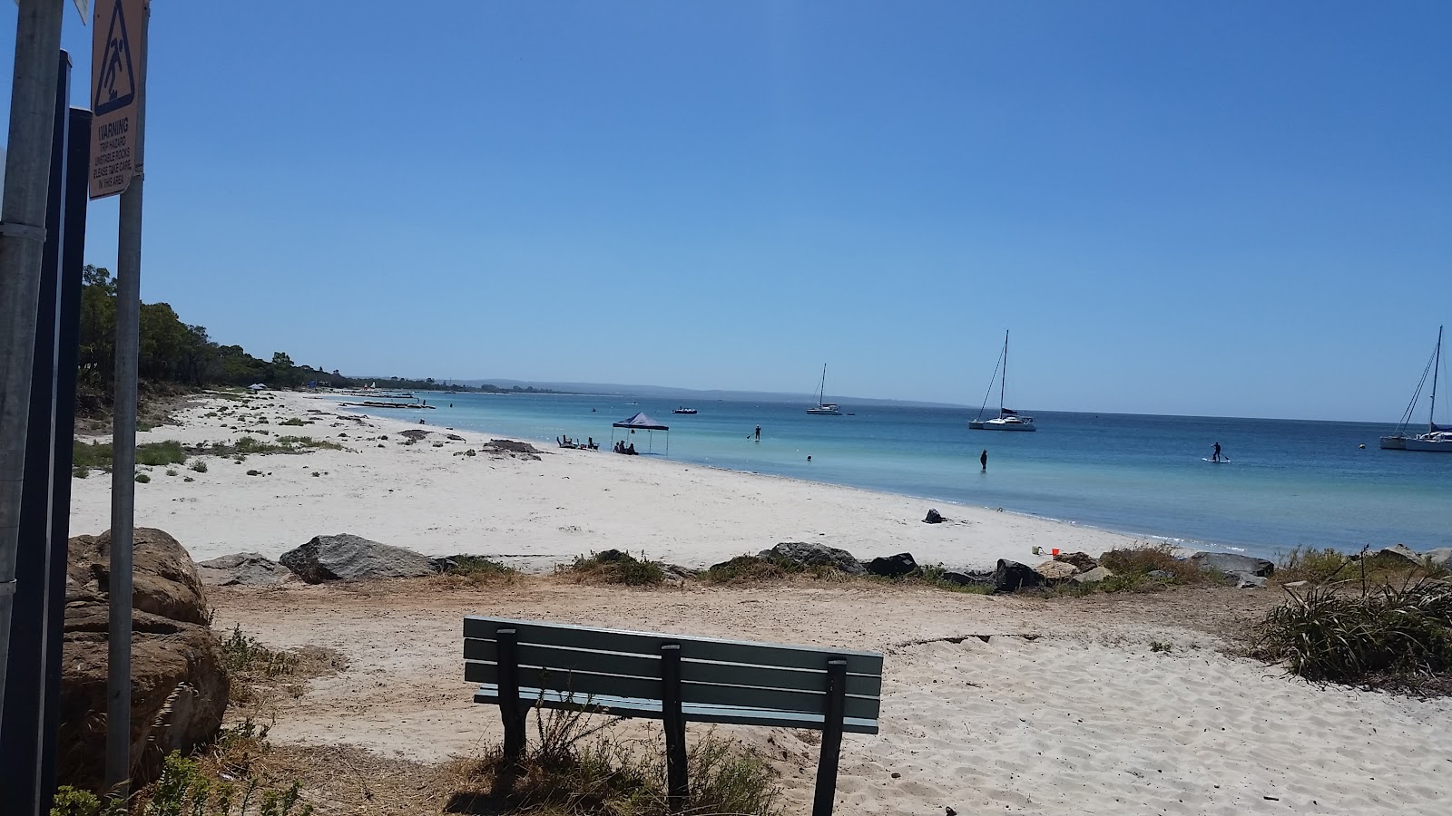 Foto de Abbey Beach con arena fina beige superficie