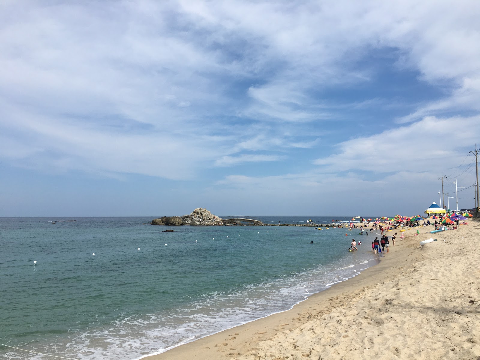 Fotografie cu Sacheonjin Beach - locul popular printre cunoscătorii de relaxare