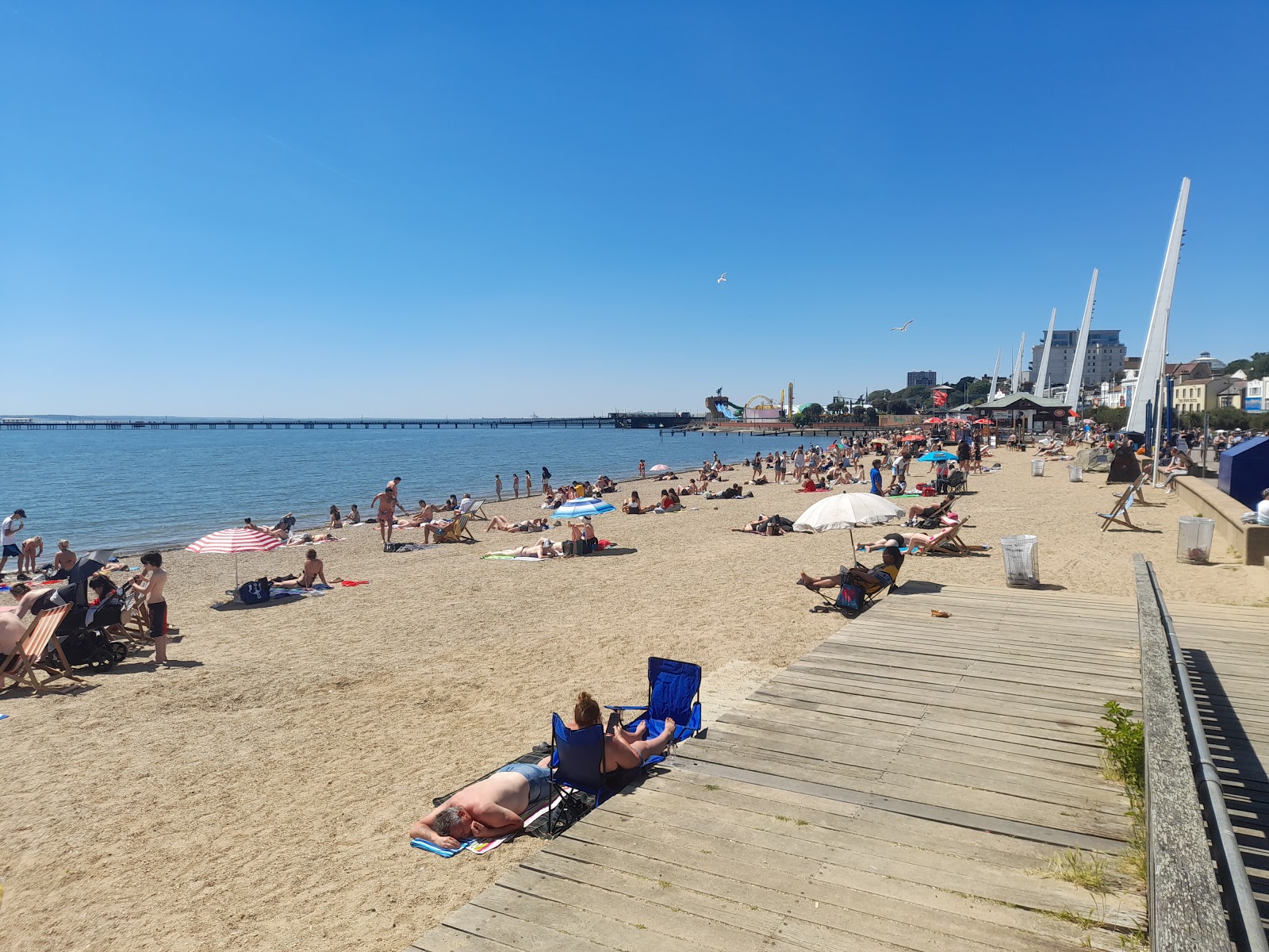 Fotografija Jubilee plaža z lahki fini kamenček površino