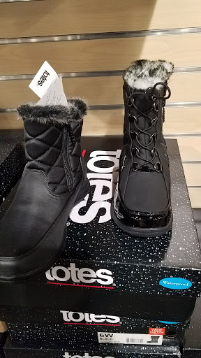 Shoe Store «DSW Designer Shoe Warehouse», reviews and photos, 202 Orland Park Pl, Orland Park, IL 60462, USA