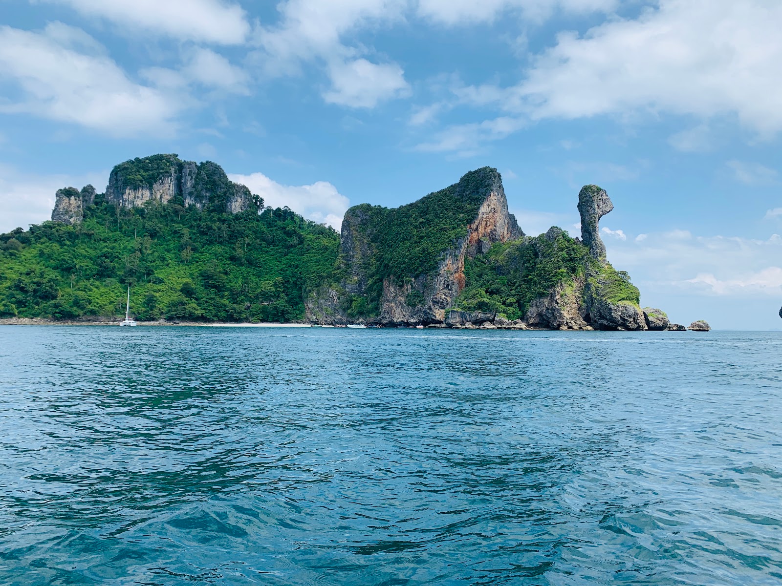 Foto de Chicken island Beach rodeado por montanhas