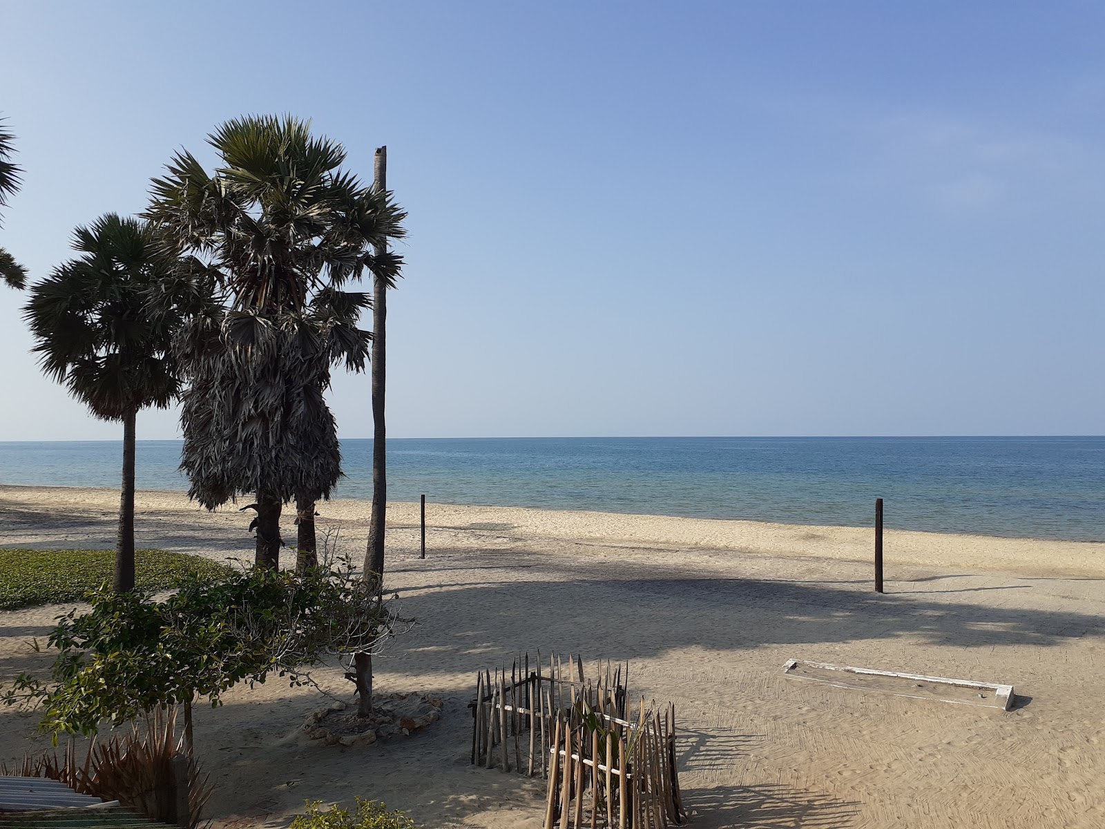 Valokuva Pesalai Beach IIista. pinnalla turkoosi puhdas vesi:n kanssa