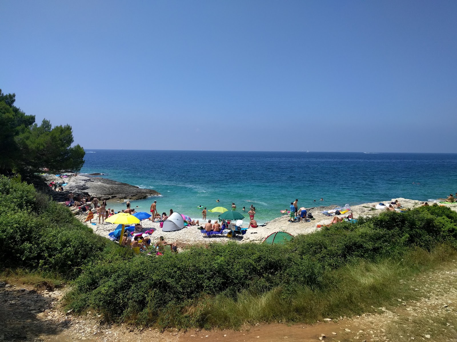 Foto von Njive beach mit türkisfarbenes wasser Oberfläche