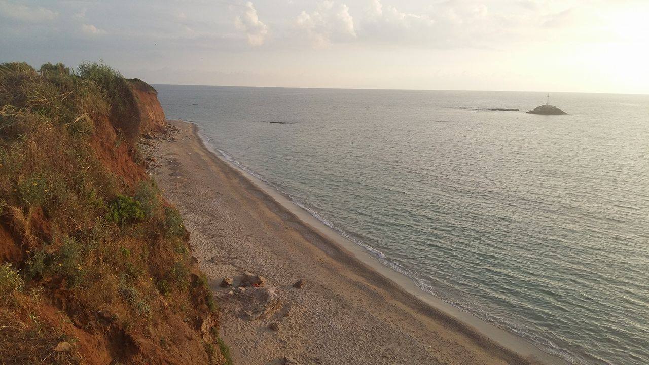 Foto von Faros beach befindet sich in natürlicher umgebung