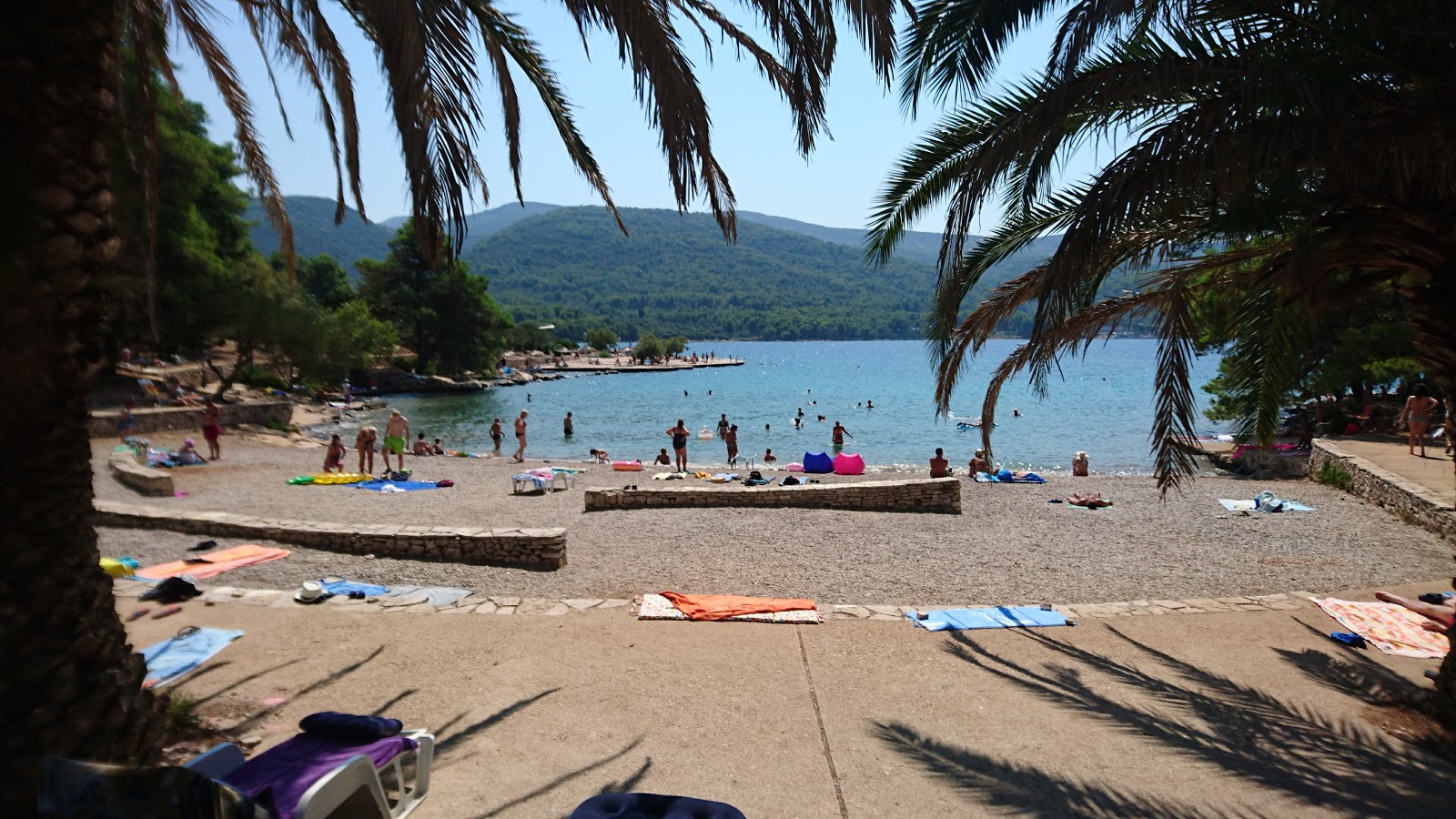 Stari Grad beach的照片 带有微海湾