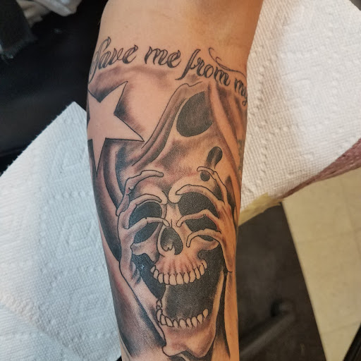 Tattoo Shop «Chicky Tattwo Tattoo Parlor», reviews and photos, 2001 W Main St, Leesburg, FL 34748, USA