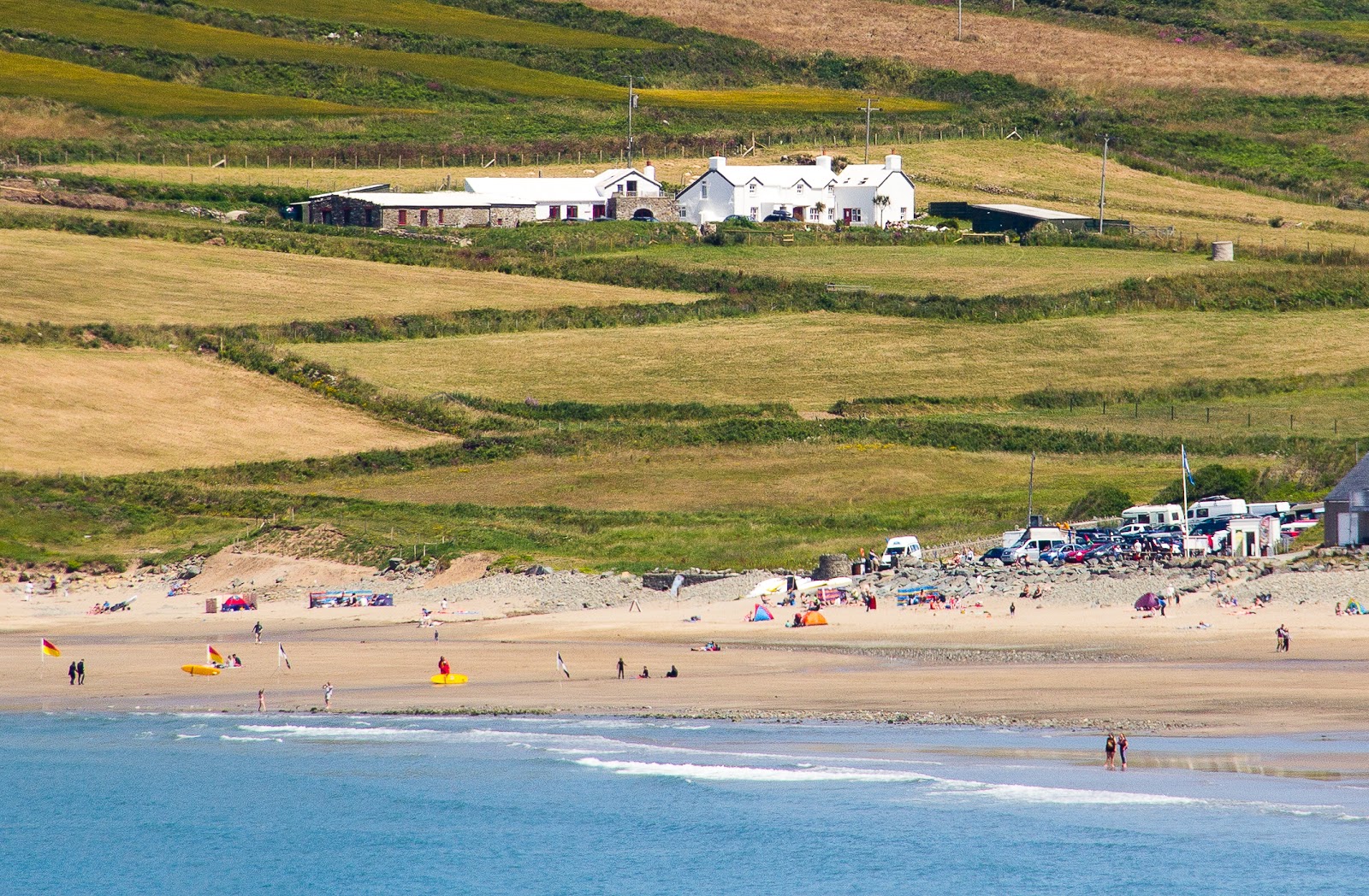 Φωτογραφία του Whitesands Beach παροχές περιοχής