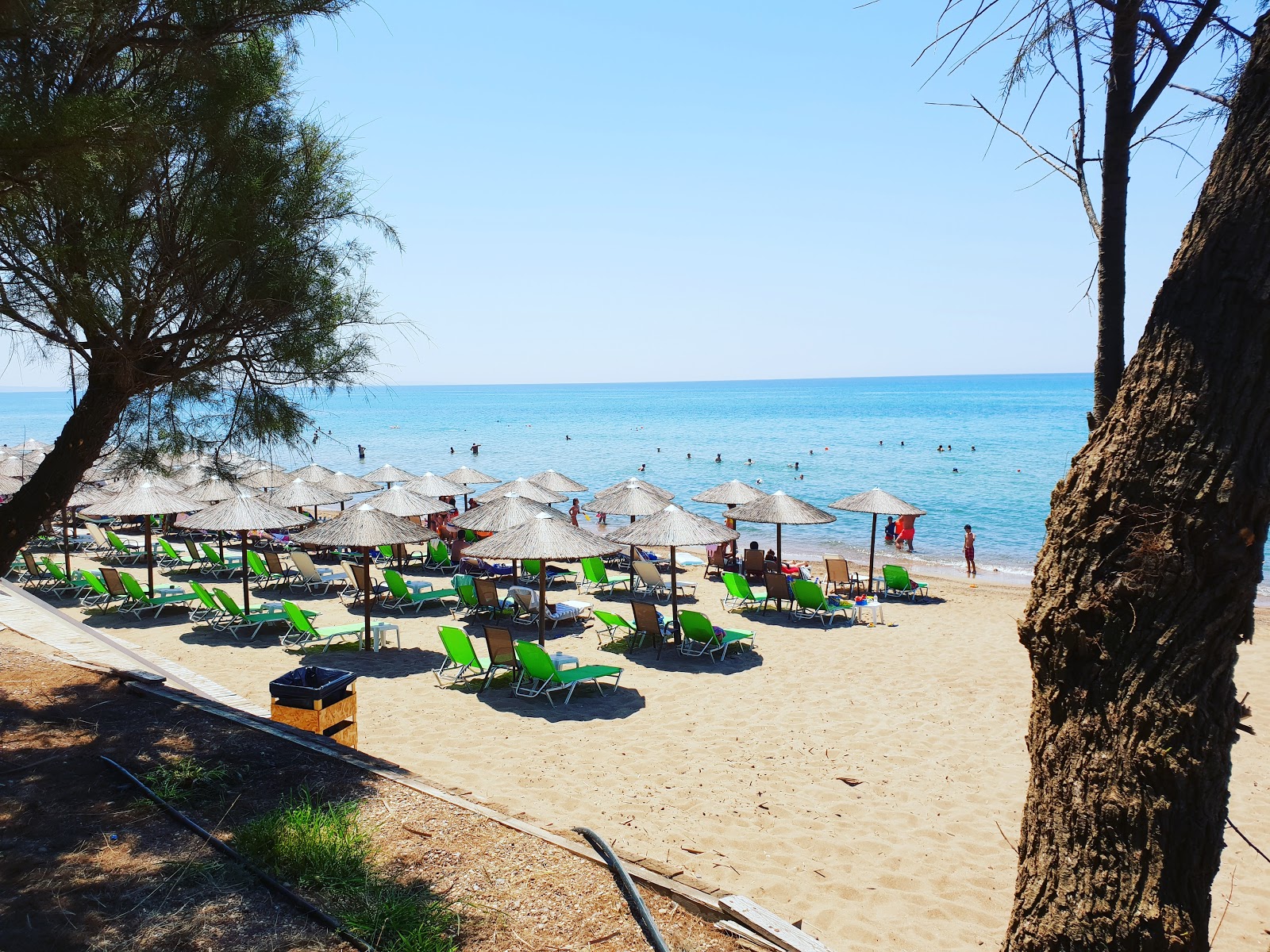 Foto af Vartholomio beach med lys sand overflade