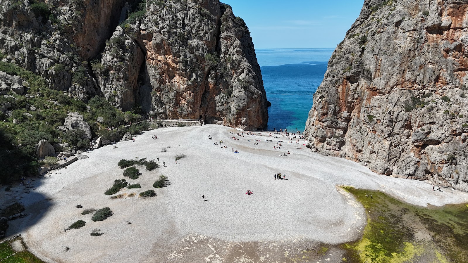 Dos rocas en el mar