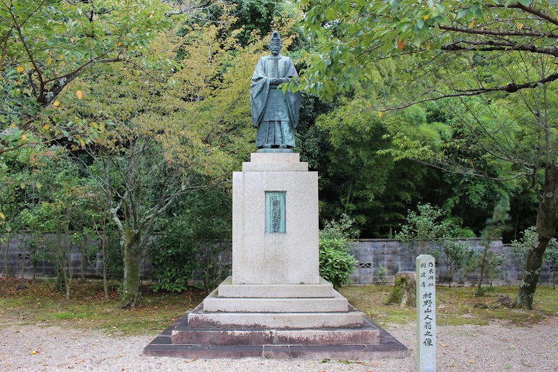 村野山人君像