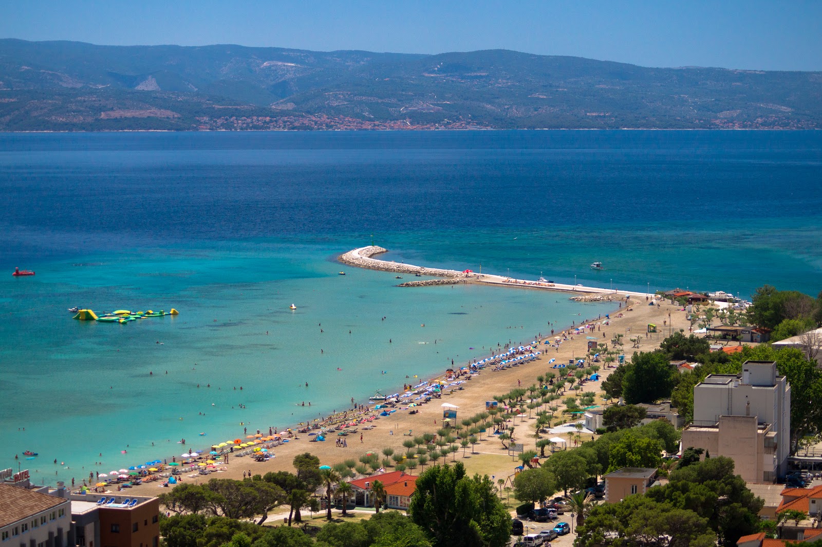 Foto di Omis beach con molto pulito livello di pulizia