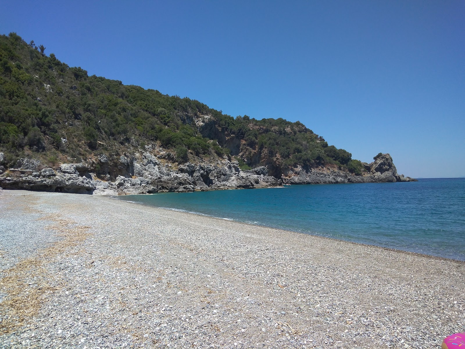 Photo de Plage de Charalambu avec moyenne baie