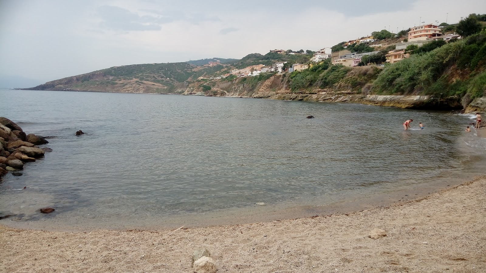 Foto di Spiaggia La Vignaccia circondato da montagne