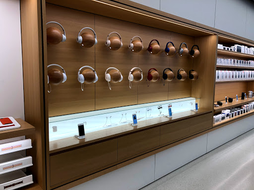 Computer Store «Apple Mayfair», reviews and photos, 2500 N. Mayfair Road, Wauwatosa, WI 53226, USA