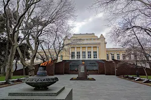 Memorial'nyy Kompleks Na Ploshchadi Geroyev image