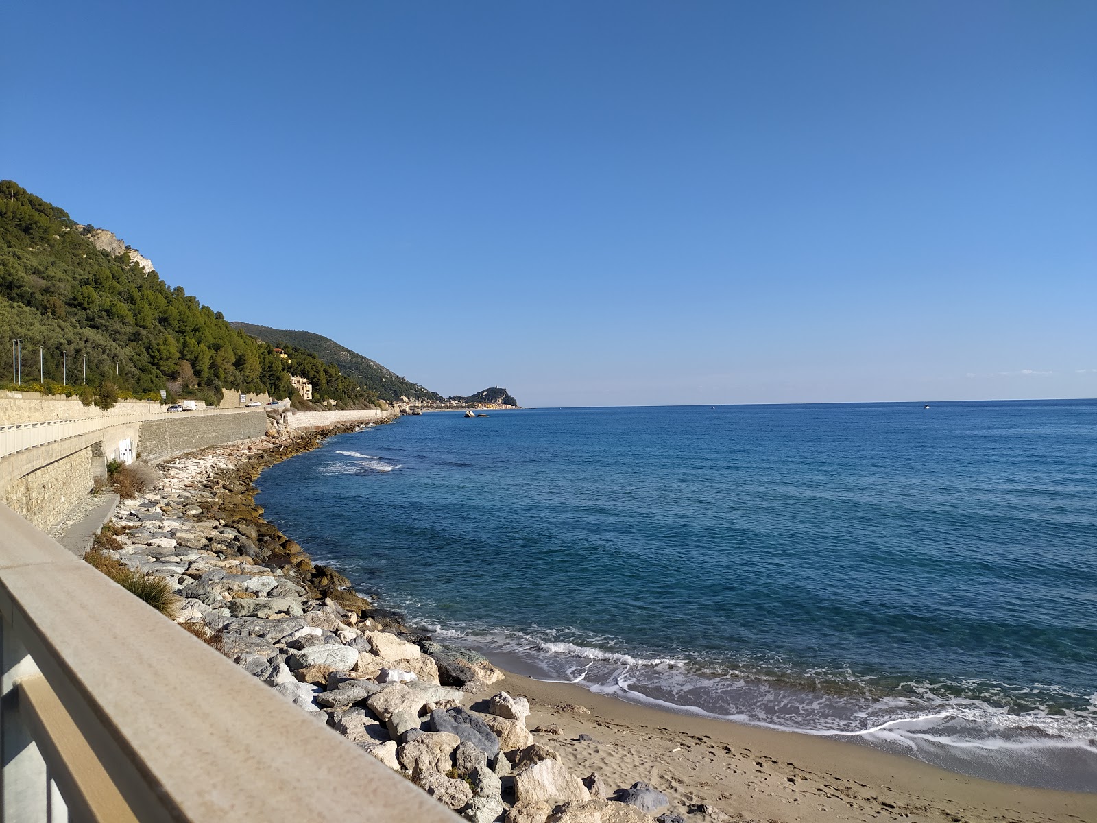 Foto af Spiaggia di Selva bakket op af klipperne