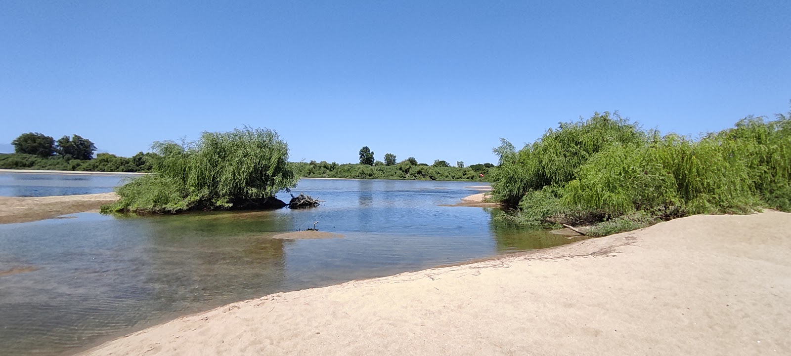 Praia fluvial do Patacao'in fotoğrafı geniş bir kıyı şeridi ile birlikte